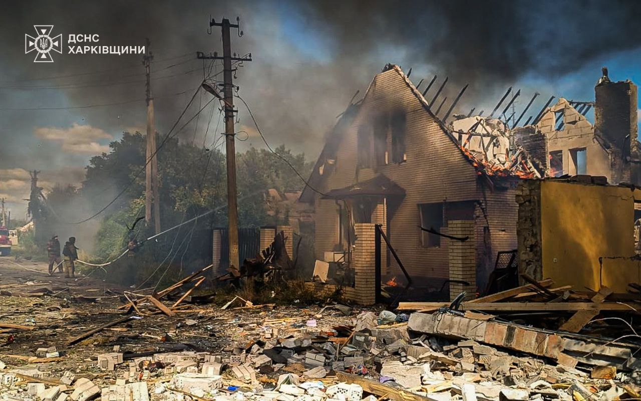 Як гасили пожежу після ворожих ударів по Боровій, показали надзвичайники
